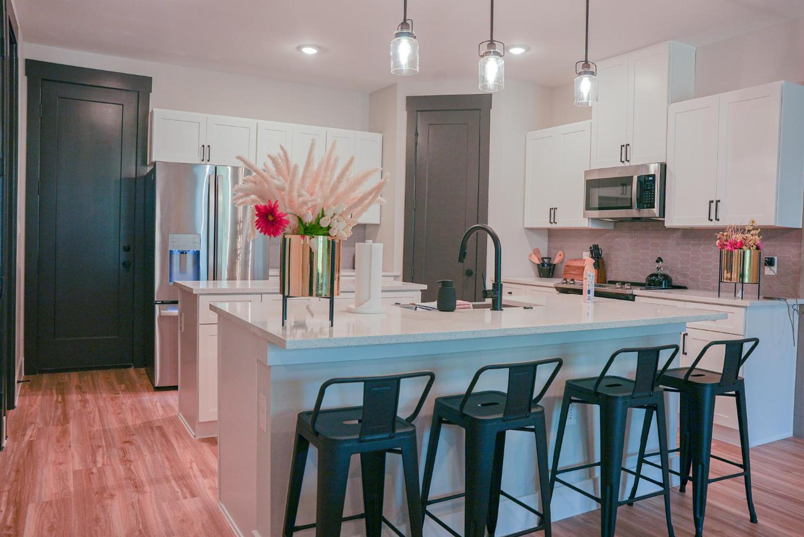 Loop, New Luxurious Large 3BR House, Sleeps 9 with Free Parking photo 10