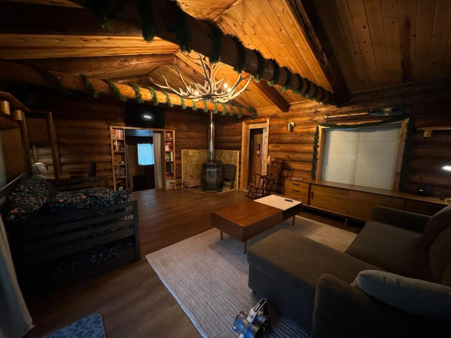 Photo 2 : Spacious, Custom-Built Log Cabin