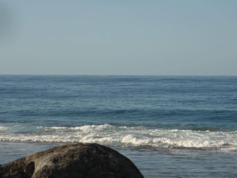 Bilde 10: Absolute Beachfront - A Slice of Paradise!