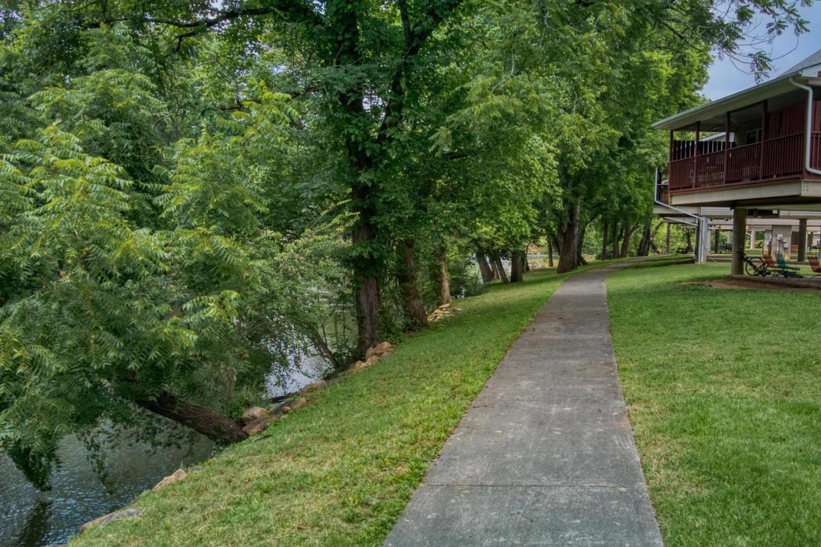Фотография 10: Wind down in this 2 Bed Oasis with River Access Hot Tub and Outdoor Fun Sleeps 6 Comfortably