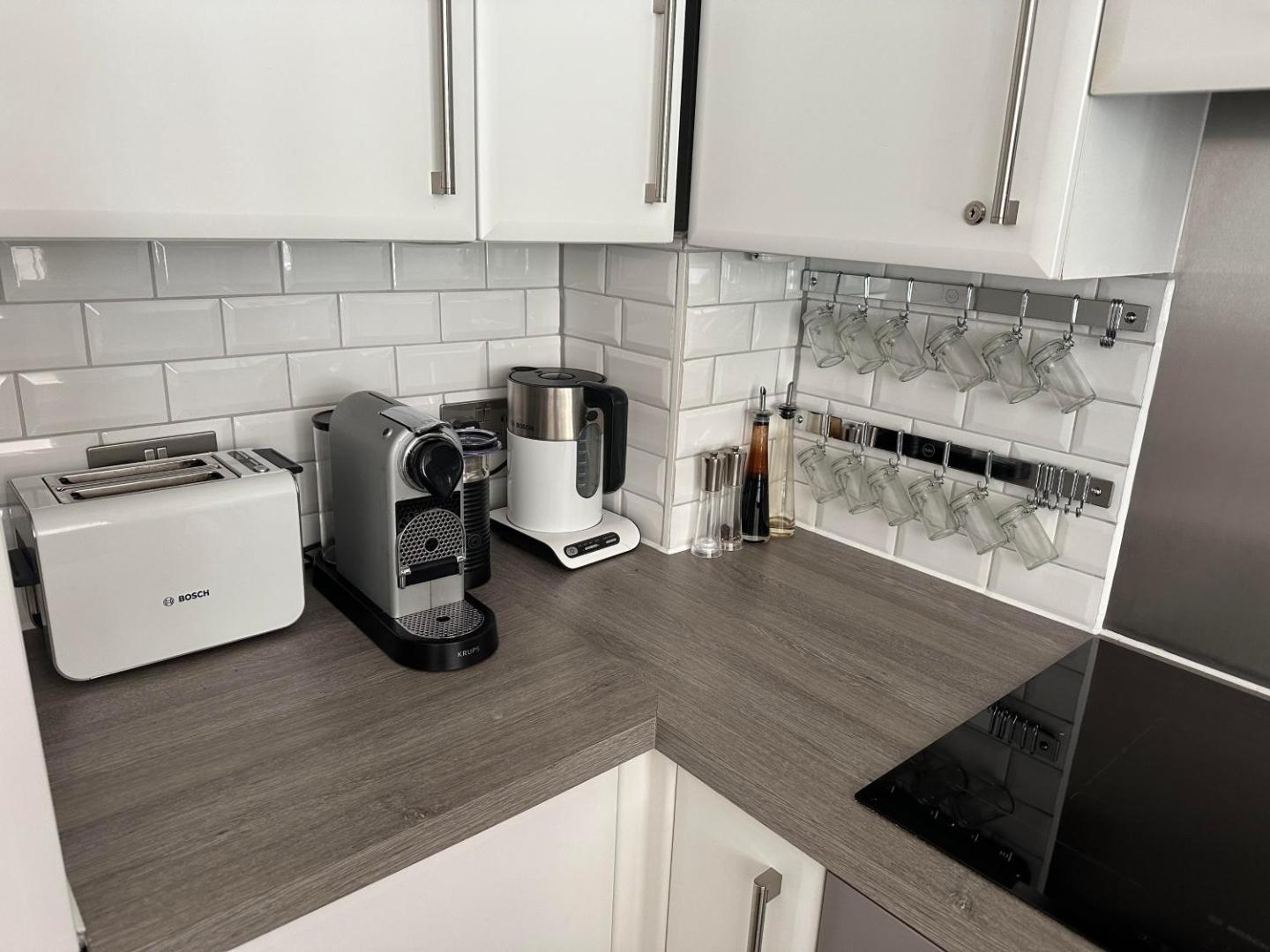 Foto 10: 1Bed Flat with city views - 1min walk to tube station