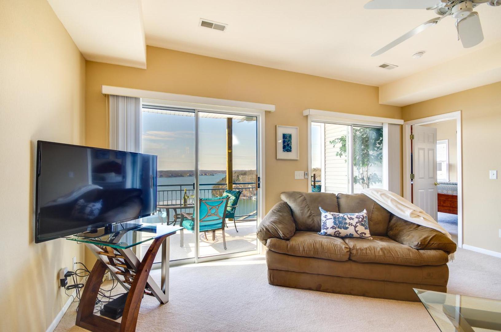 Foto 8: Family Condo w/ Views & Pool Access in Lake Ozark!