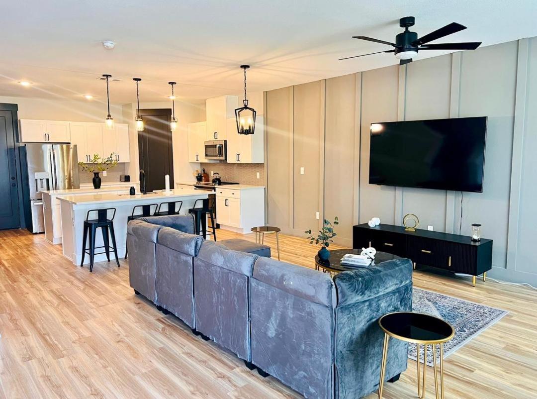 Loop, New Luxurious Large 3BR House, Sleeps 9 with Free Parking photo 3