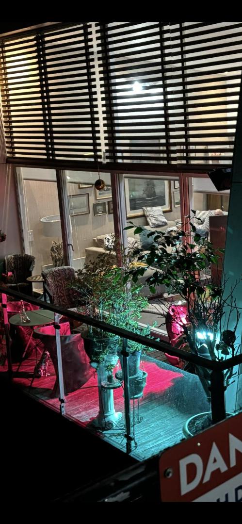 Bilde 9: Float uniquely on Liverpool Waterfront on our high end 8 berth Houseboat