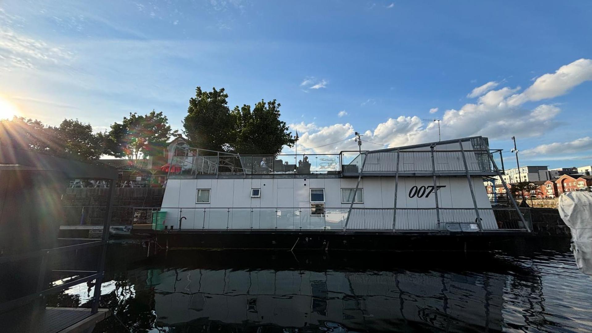Bilde 4: Float uniquely on Liverpool Waterfront on our high end 8 berth Houseboat