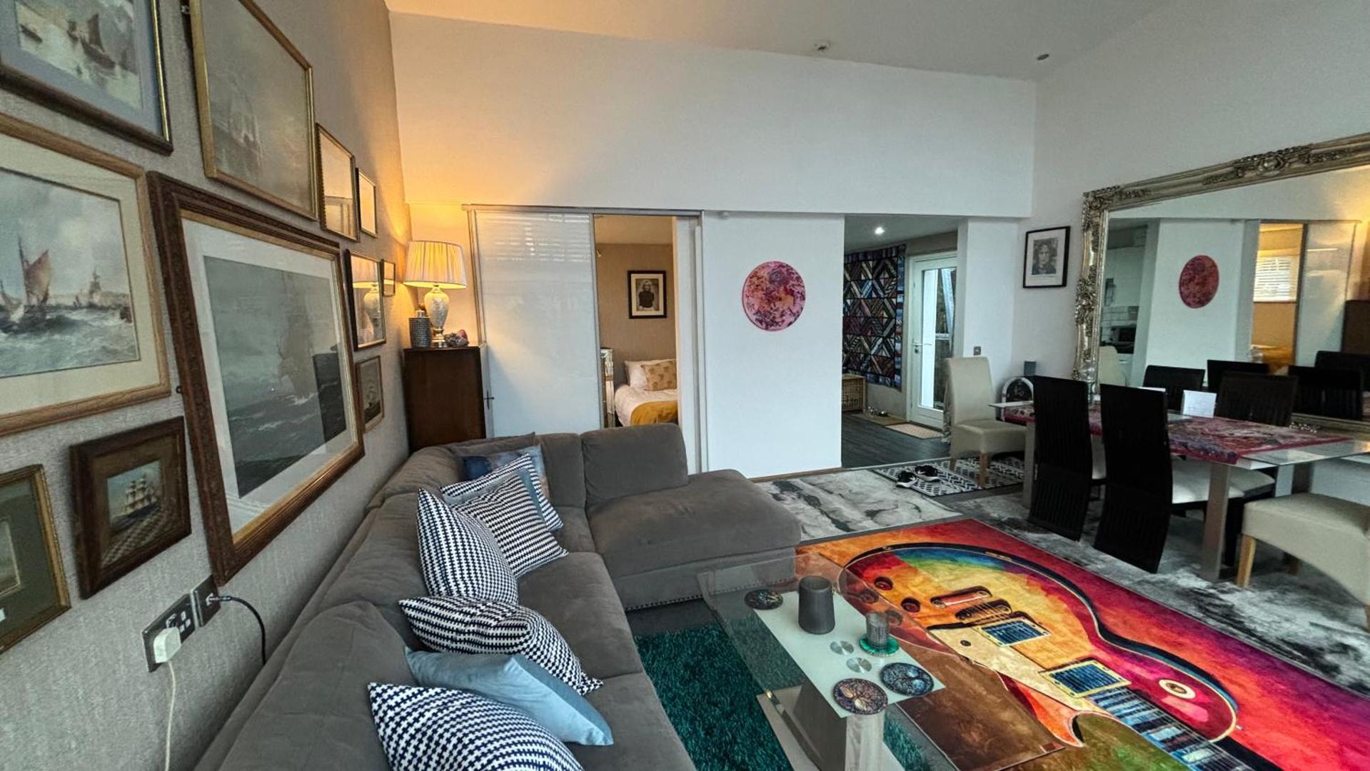 Bilde 5: Float uniquely on Liverpool Waterfront on our high end 8 berth Houseboat