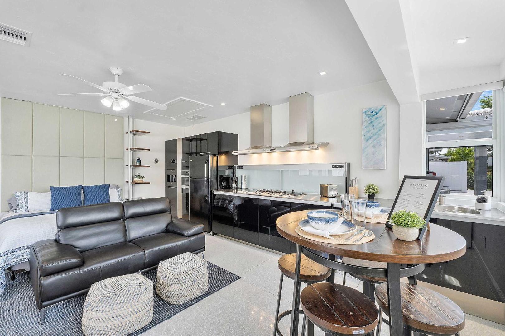 Фотография 6: Spacious Studio in the Heart of FTL Hot Tub
