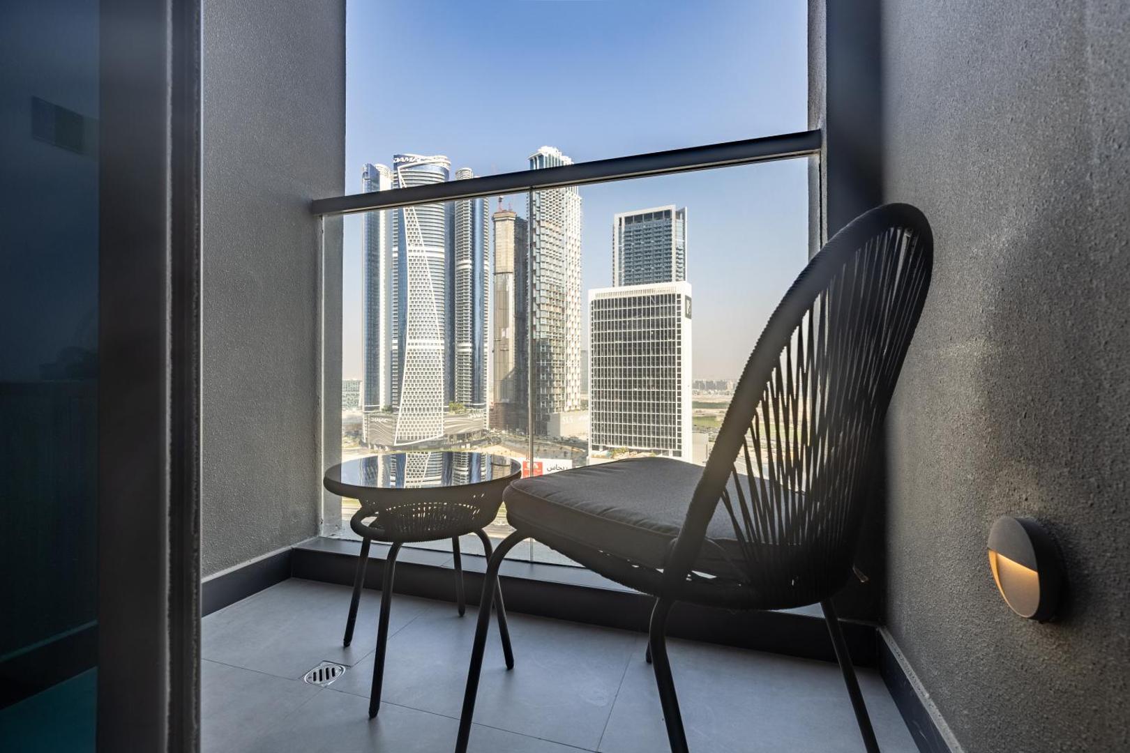Foto 4: Waves - Stylish 13th-Floor Studio with Top-Notch Amenities
