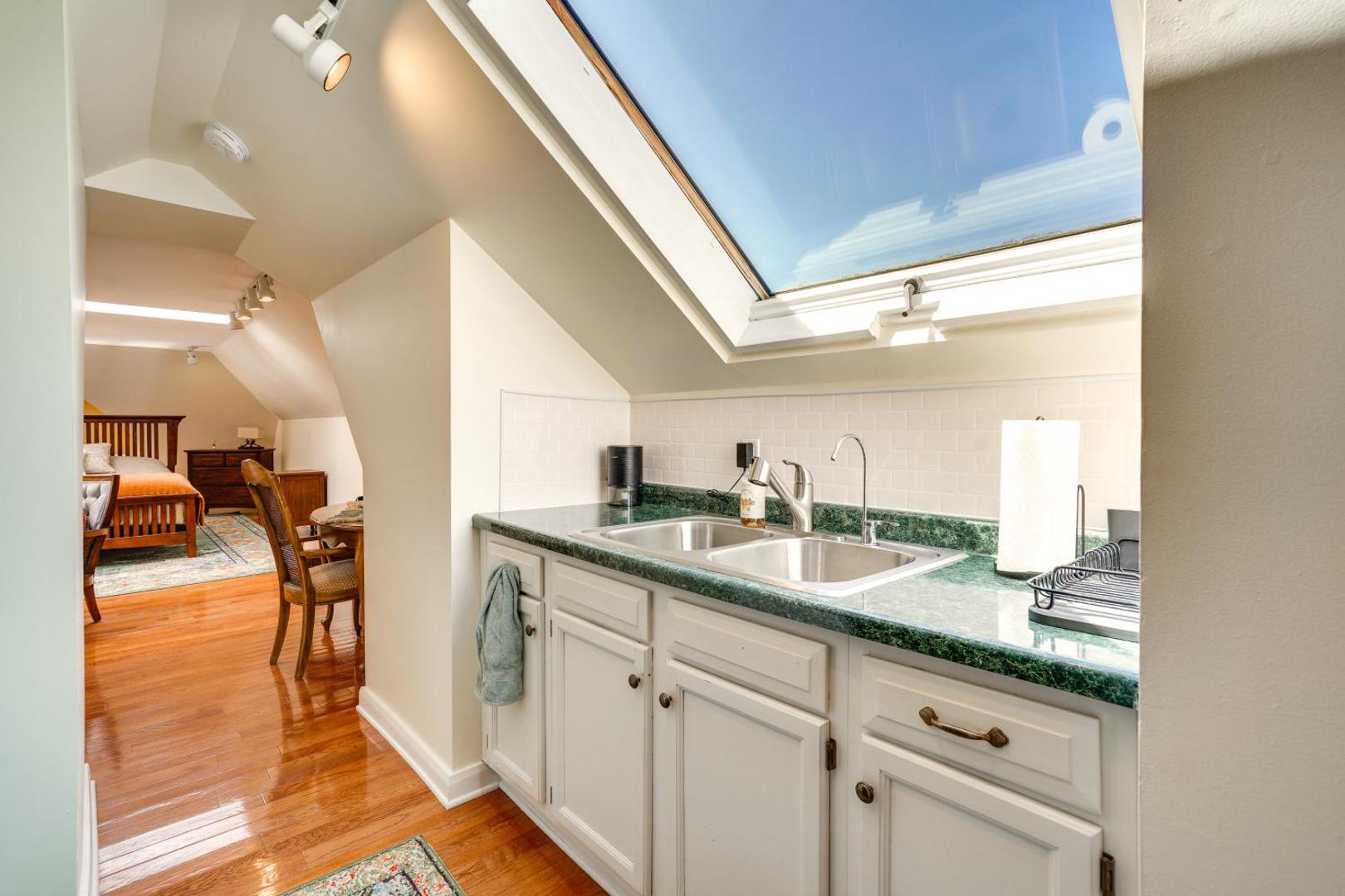 Foto 6: Studio in Historic Cathedral Hill Neighborhood!