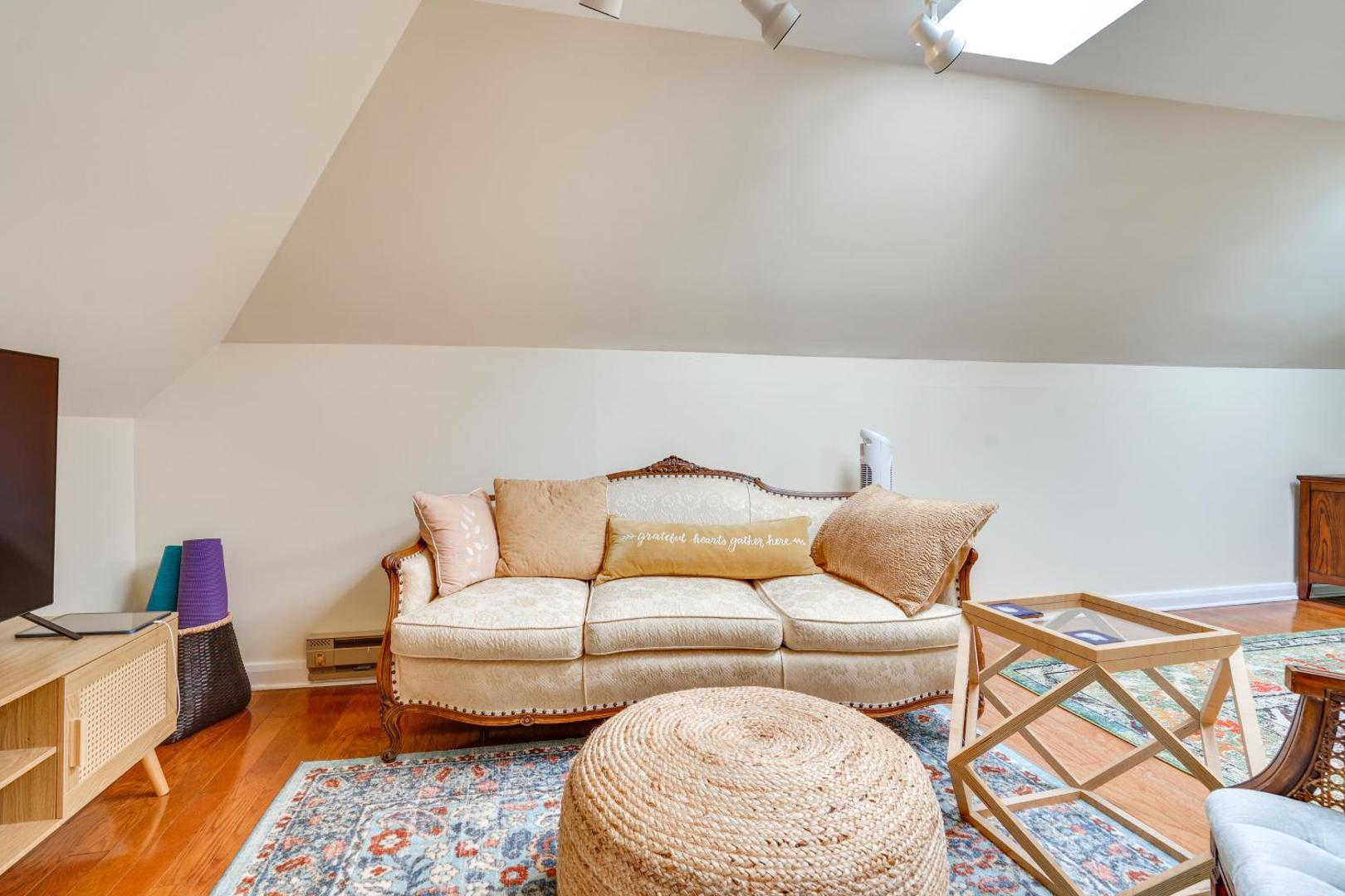Foto 8: Studio in Historic Cathedral Hill Neighborhood!