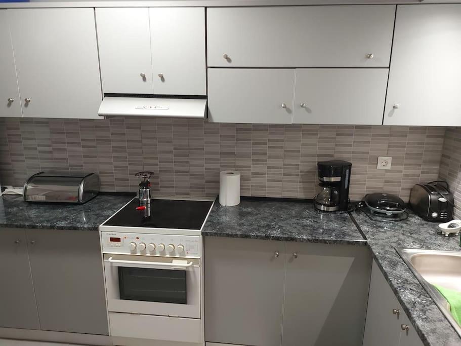 Nice, friendly, secure, fully equipped apartment photo 4