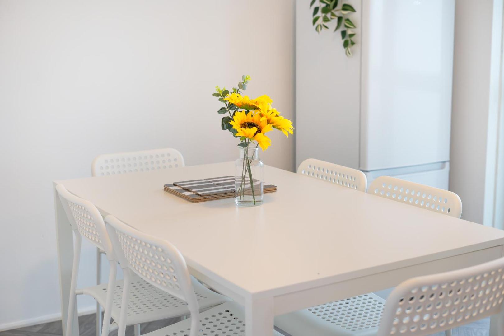 Kuva 8: Spacious - 3 Bed - Free Parking