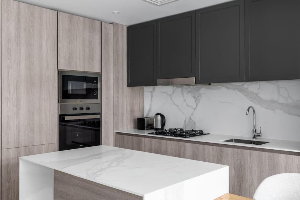 Φωτογραφία 10: Waves - Luxurious Comfort with City Views in Oxford 212