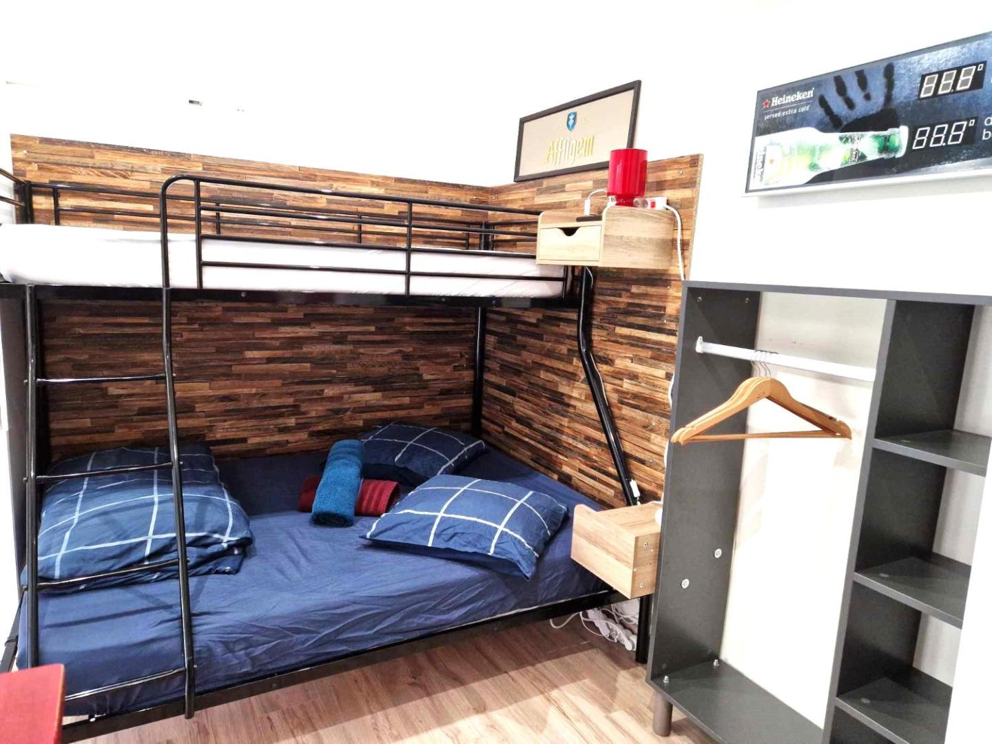 Фотография 3: 10 - Joli studio avec clim, deux lits, logement tout équipé pour 1, 2 ou 3 personnes maximum, vue sur parc arboré, parking privatif gratuit, grand fourgon possible, tout le linge de maison est fourni