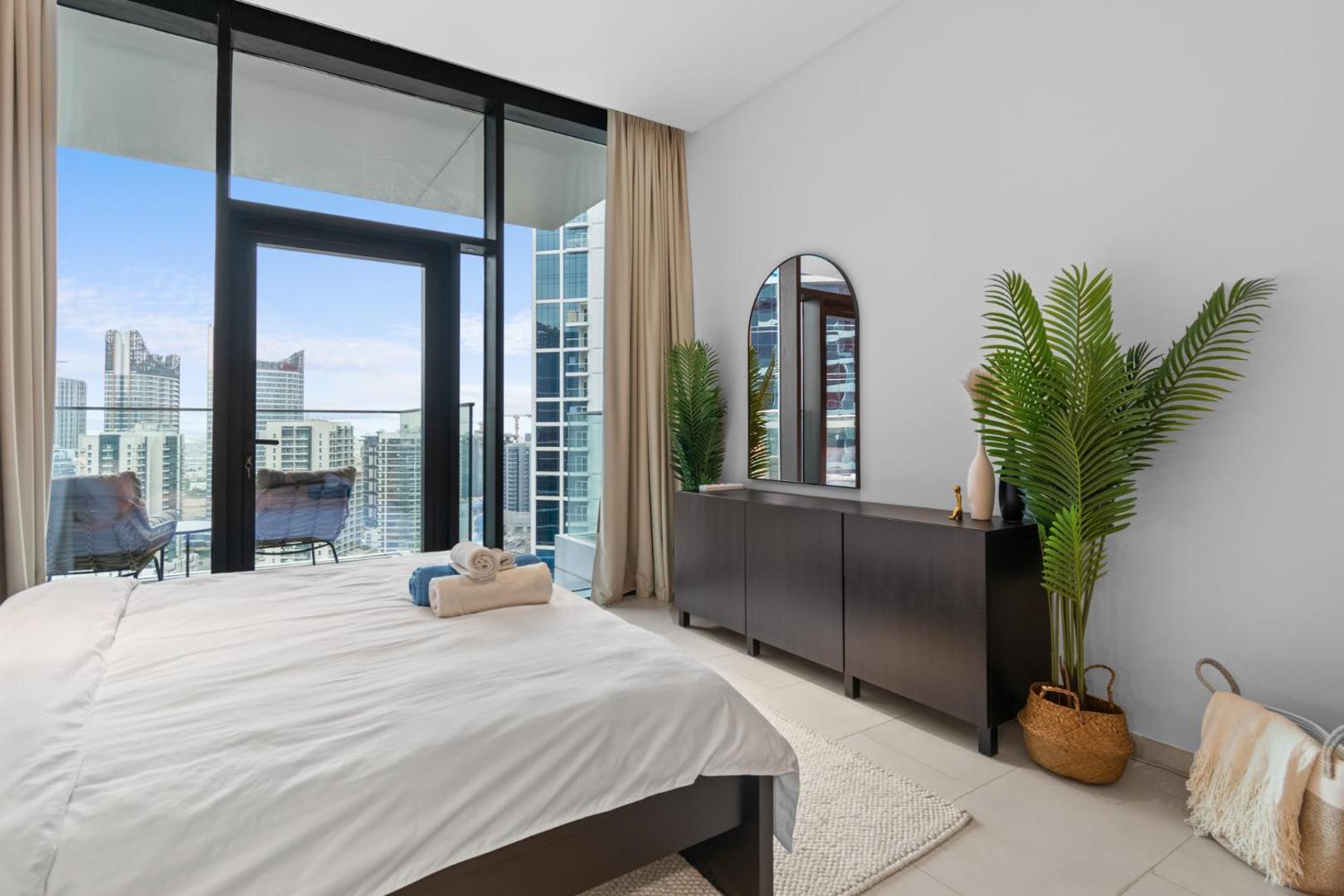 Photo 7 : Waves - Chic High-Floor Studio Retreat with Canal Views
