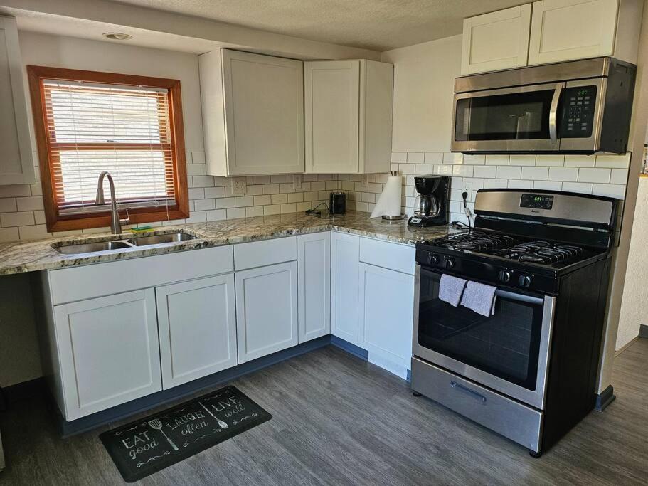 Foto 9: Spacious Duplex by Fairgrounds & Downtown with Fire Pit