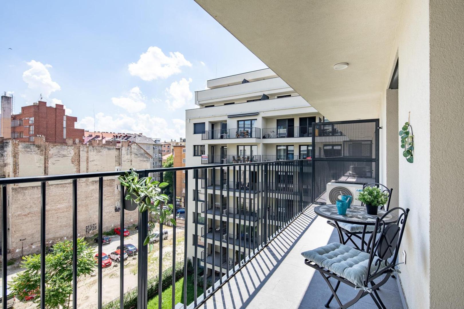 Foto 2: Central - Balcony - Brand NEW - Sunny