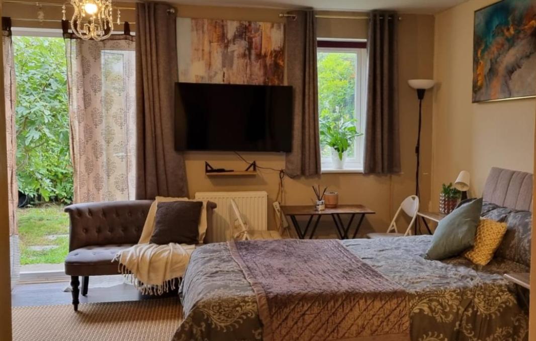 Billede 6: Spacious Studio with Free Parking West Molesey KT8
