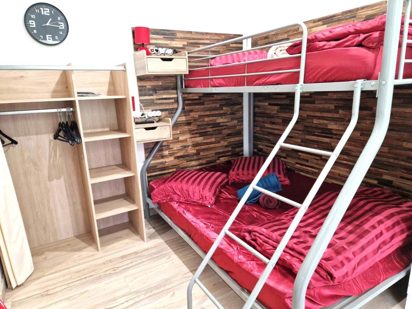 Bilde 2: 09 - Joli studio avec clim, 2 lits, logement tout équipé pour 1, 2 ou 3 personnes maximum, vue sur parc arboré, parking privatif gratuit, grand fourgon possible, tout le linge de maison est fourni