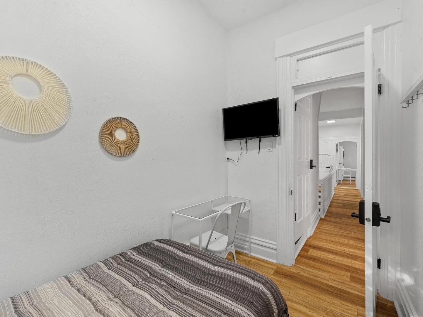Billede 2: Bloomfield, Shadyside !C Modern and Cozy Private Bedroom with Shared Bathroom