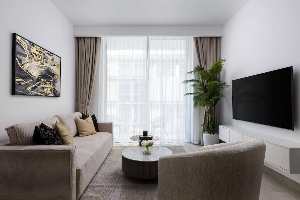Billede 2: Waves - Luxury Meets Comfort, Modern 1BR in JVCs Luma22