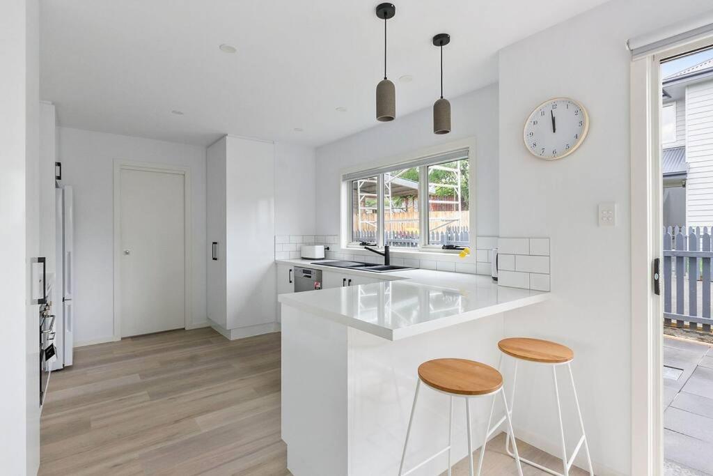 Фотография 3: Contemporary & Central in Exclusive Sandy Bay