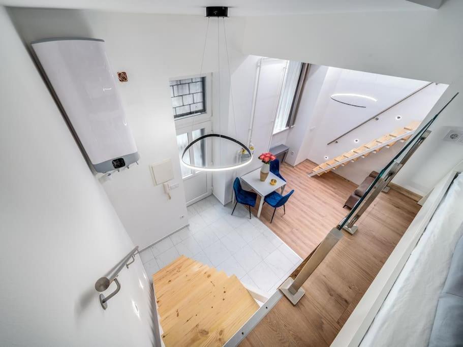 Foto 3: Loft 8 - Cozy Stylish Stay with parking