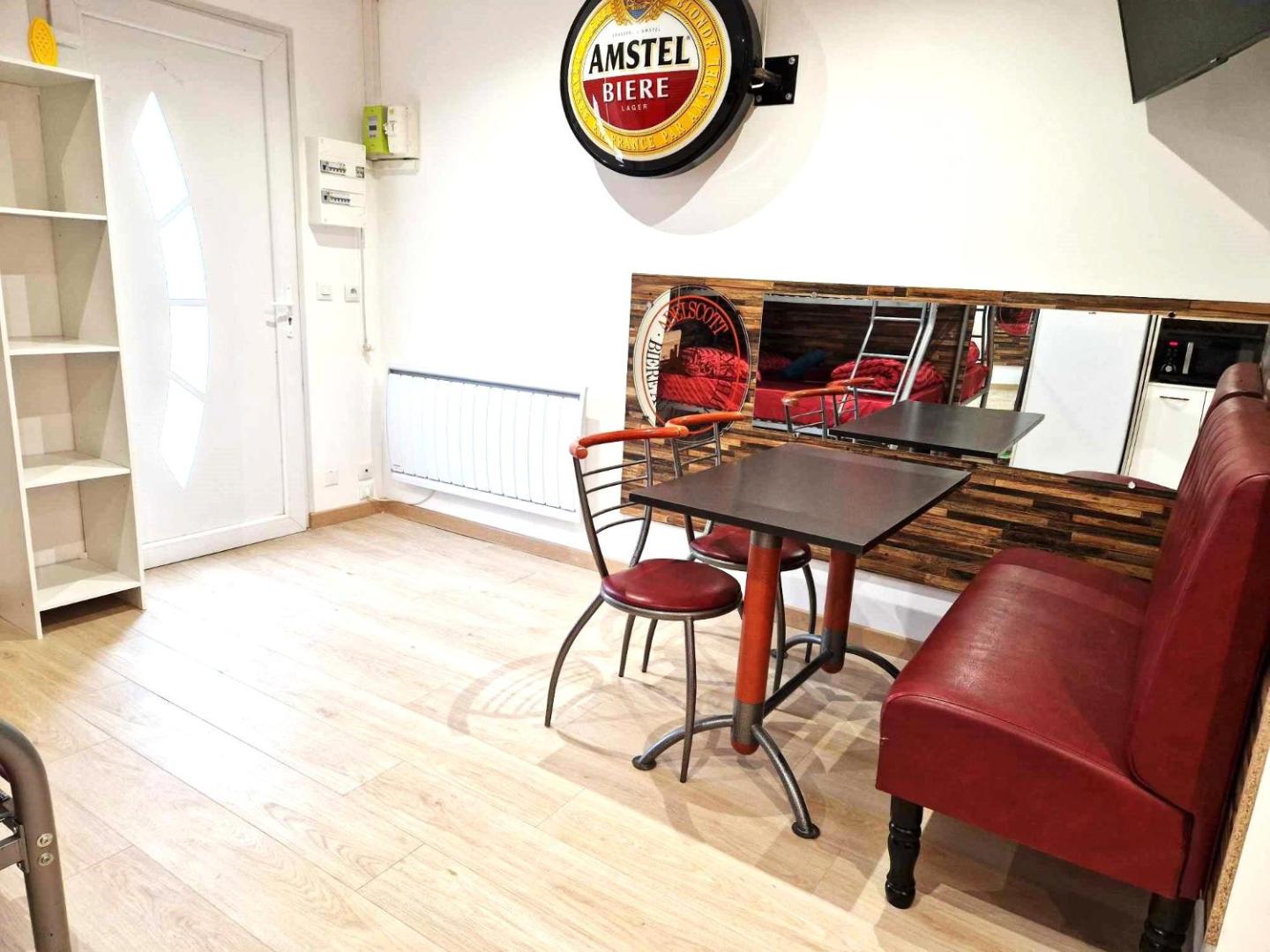 Foto 8: 03 - Joli studio traversant situé au rdc avec 2 lits, tout équipé pour 1, 2 ou 3 personnes maximum, entrée indépendante donnant sur parking dont une place est réservée devant la porte, grand fourgon possible et petit jardin sur l'arrière comme une maison