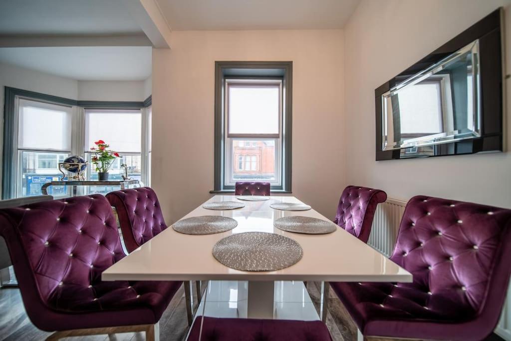 Foto 9: Spacious, Central Townhouse with Hot Tub & Free Parking