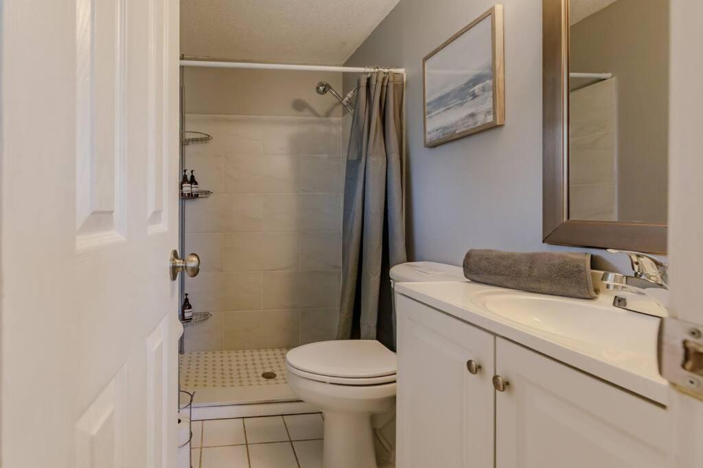 Kuva 4: Spacious Backyard & Pool Retreat - 5 Mins to Beach