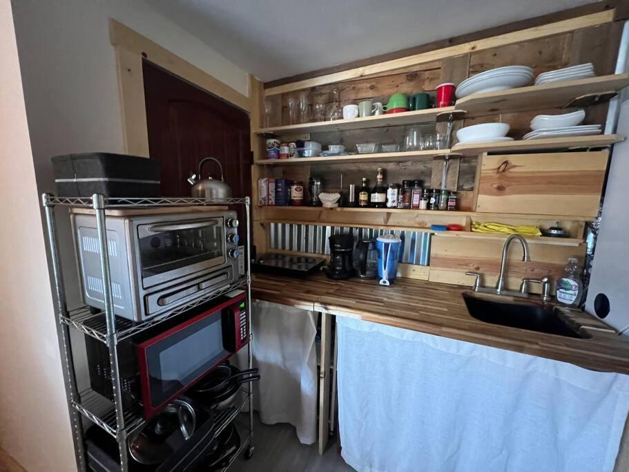 Fotografie 8: Large Studio LIGHT & VIEWS - Beautiful with Deck - Message Direct