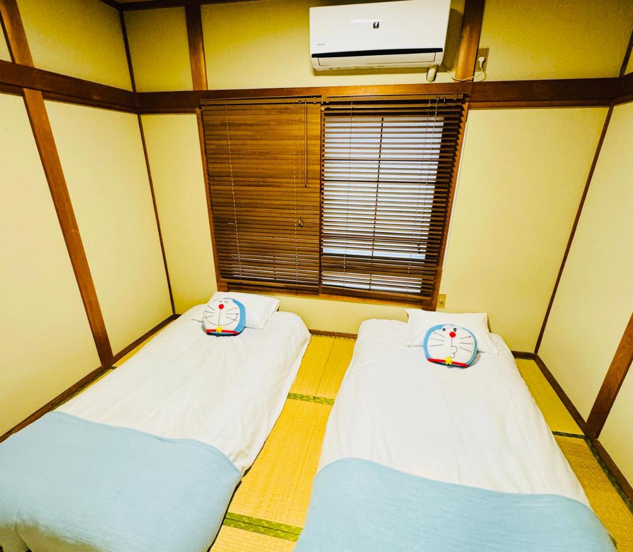 Doraemon Imazen Cute Character Style Japanese Entire House for 6 with 4 Beds Near Public Transport 2 min Walk Direct to Namba Family Friendlyの写真4