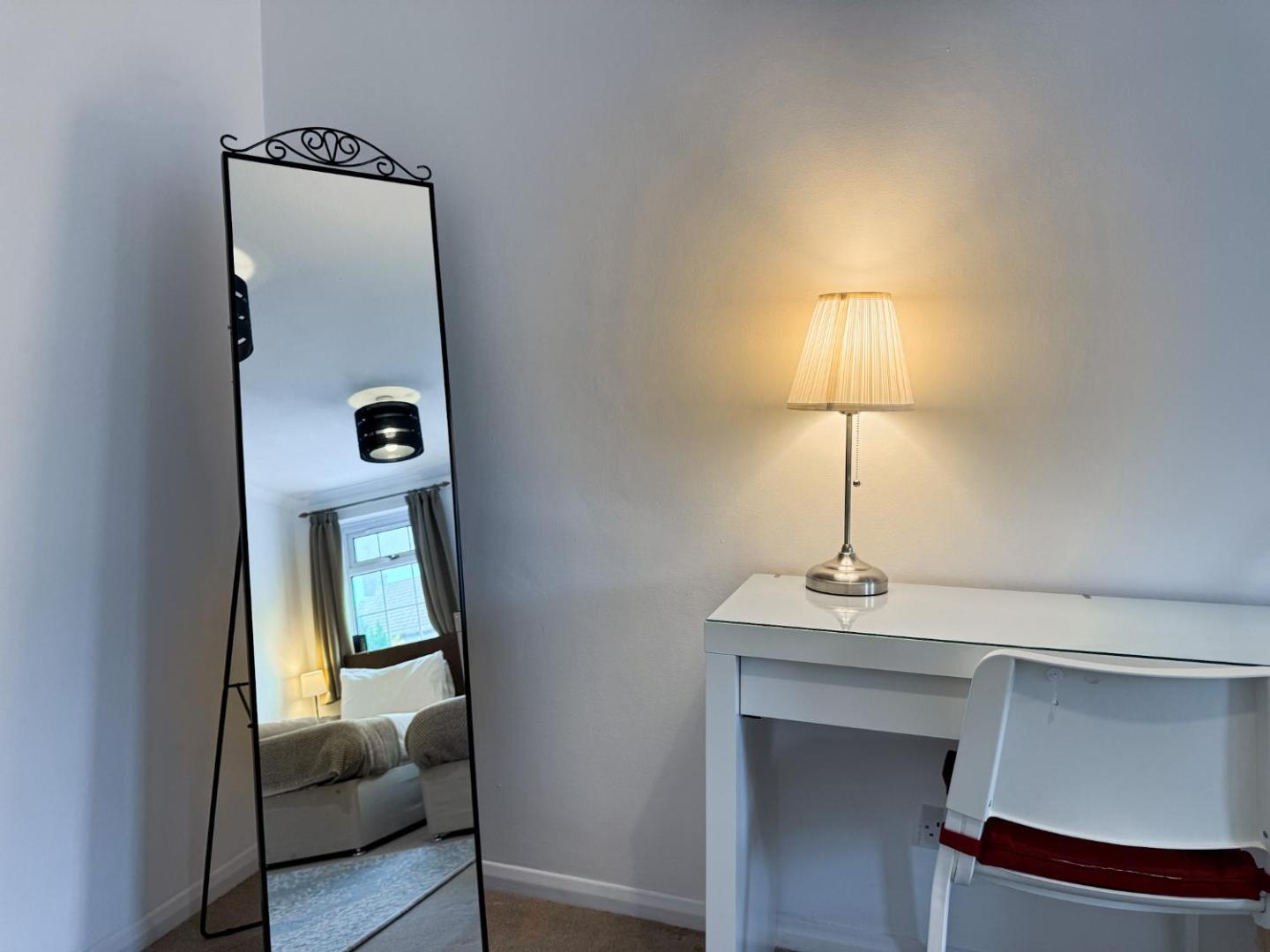 Foto 5: Central, Close To Station & Hospital Sleeps 5, Book Now