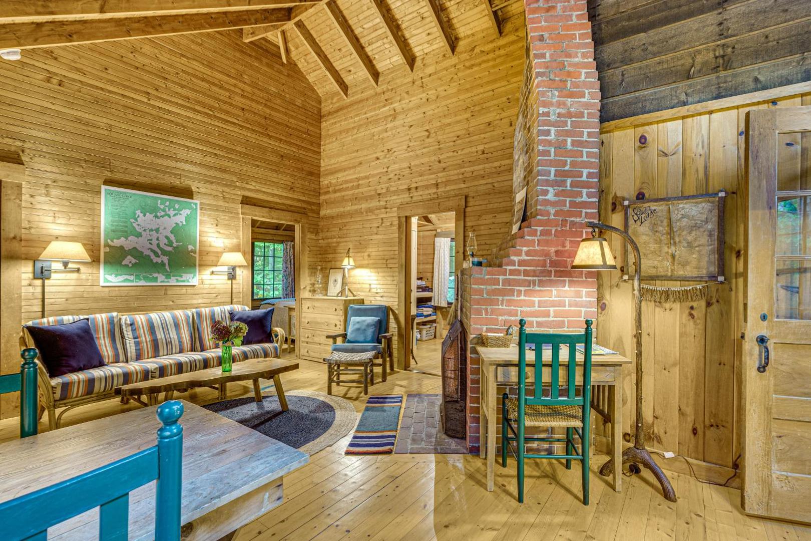 Billede 2: Rustic Cabin with Squam Lake Access and Fireplace!