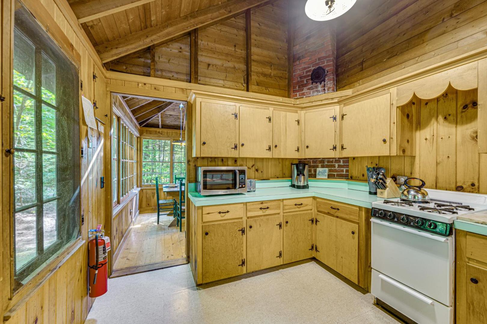 Billede 6: Rustic Cabin with Squam Lake Access and Fireplace!