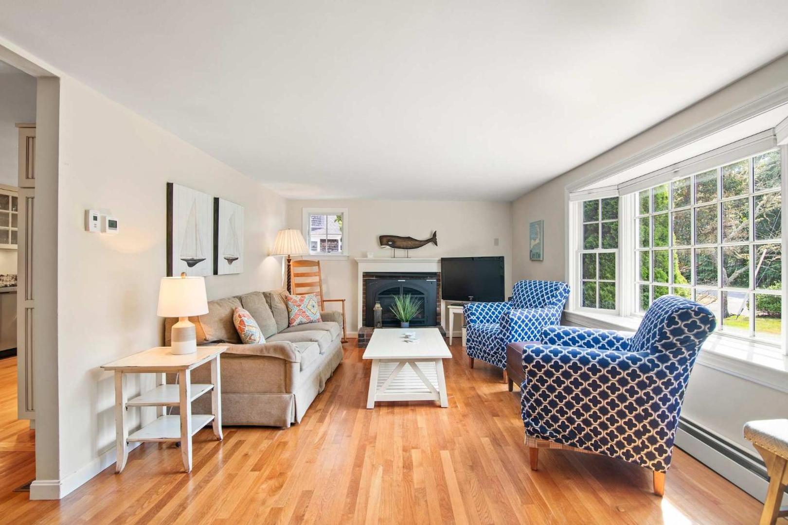 Fotografie 10: Located on Rail Trail By Beach & Downtown