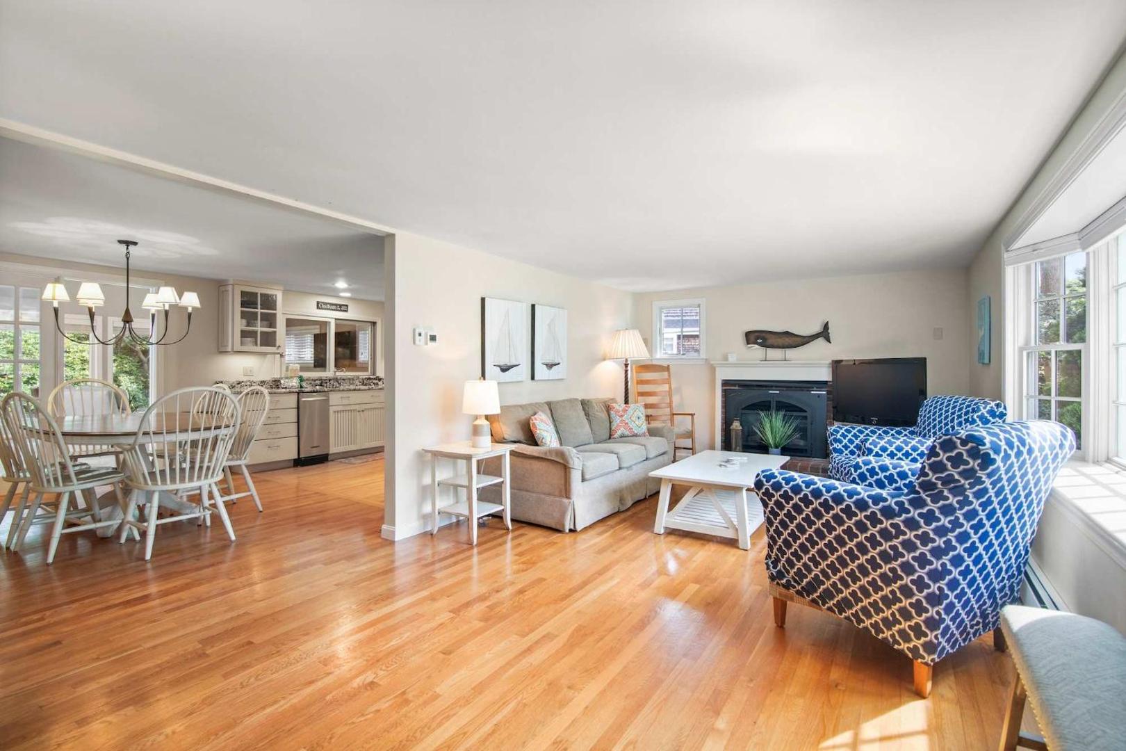 Fotografie 3: Located on Rail Trail By Beach & Downtown
