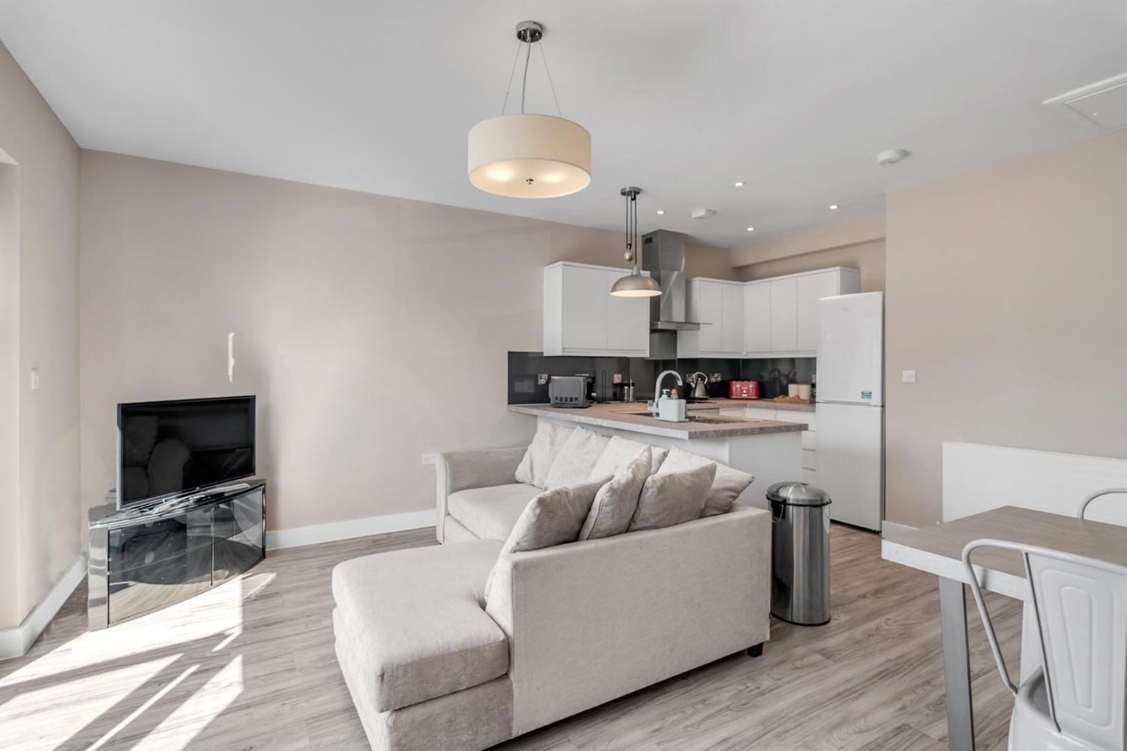 Foto 3: 2-Bed on Dereham Road with Balcony Flat B