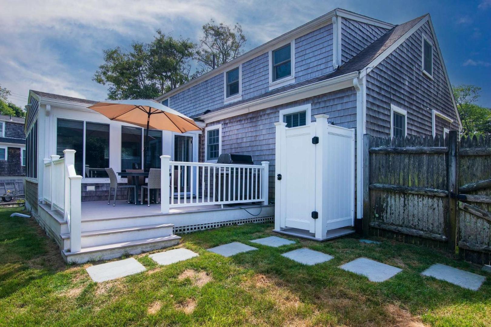 Fotografie 4: Located on Rail Trail By Beach & Downtown