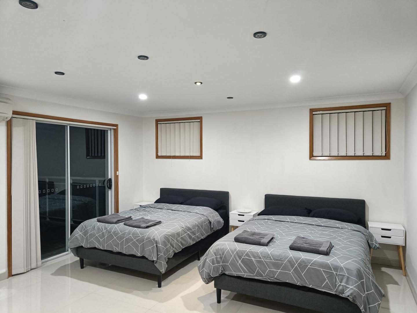 Foto 2: Large, Family Room with Spacious, Private Balcony - GE