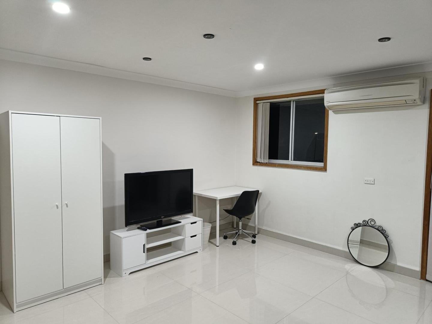 Foto 4: Large, Family Room with Spacious, Private Balcony - GE