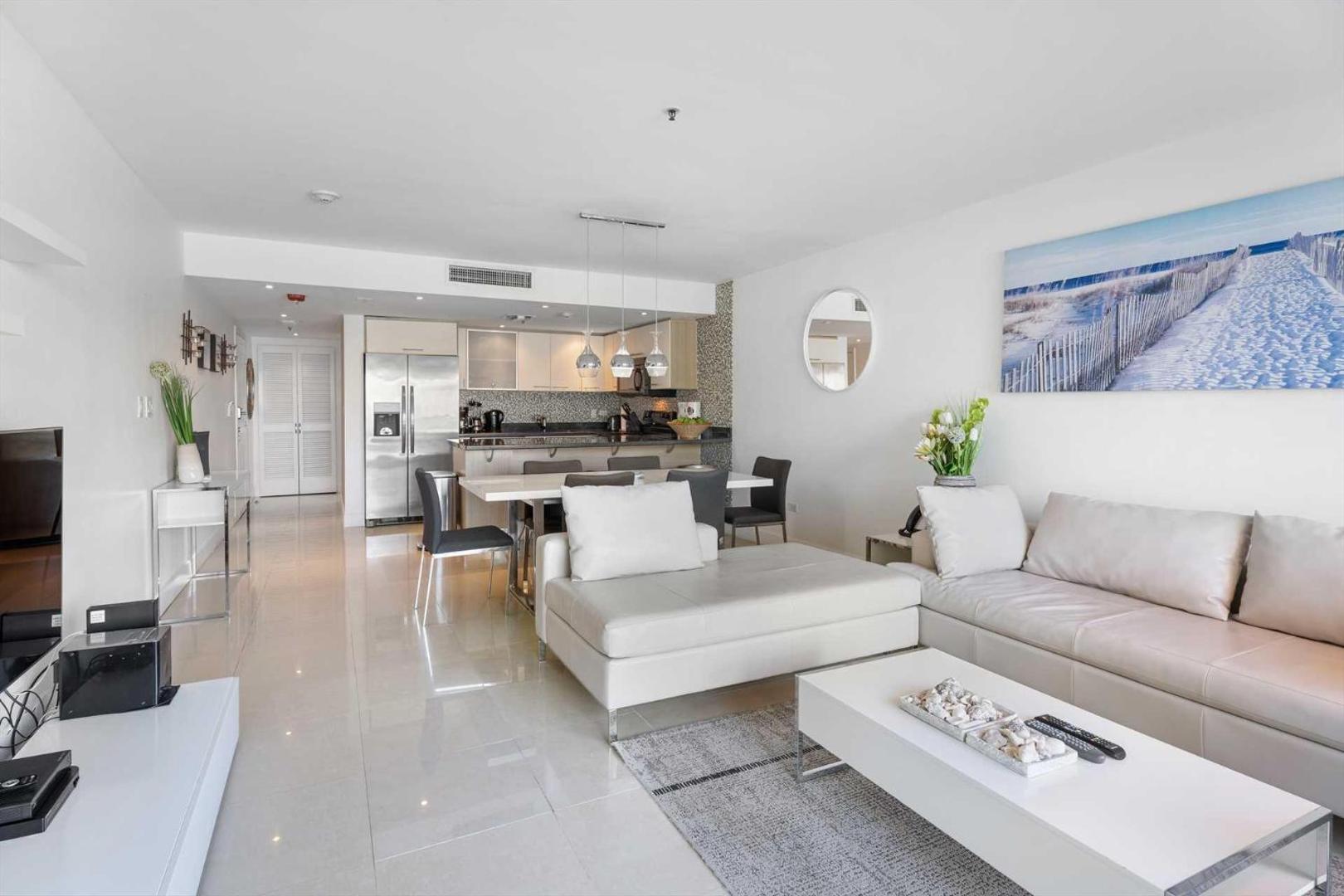 Billede 6: Beachfront - Ambiente Elegante 2BR condo - BC256
