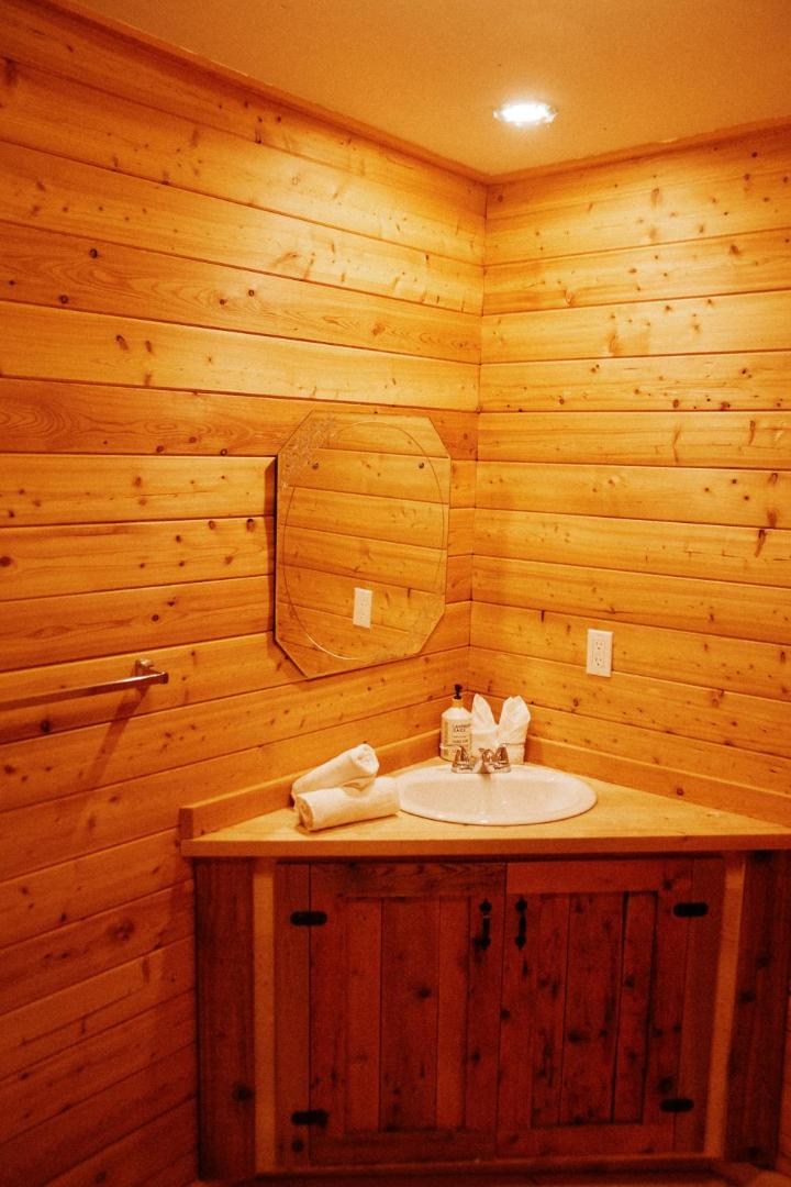 Fotografie 10: Rustic Basic Cabin at Beaverfoot