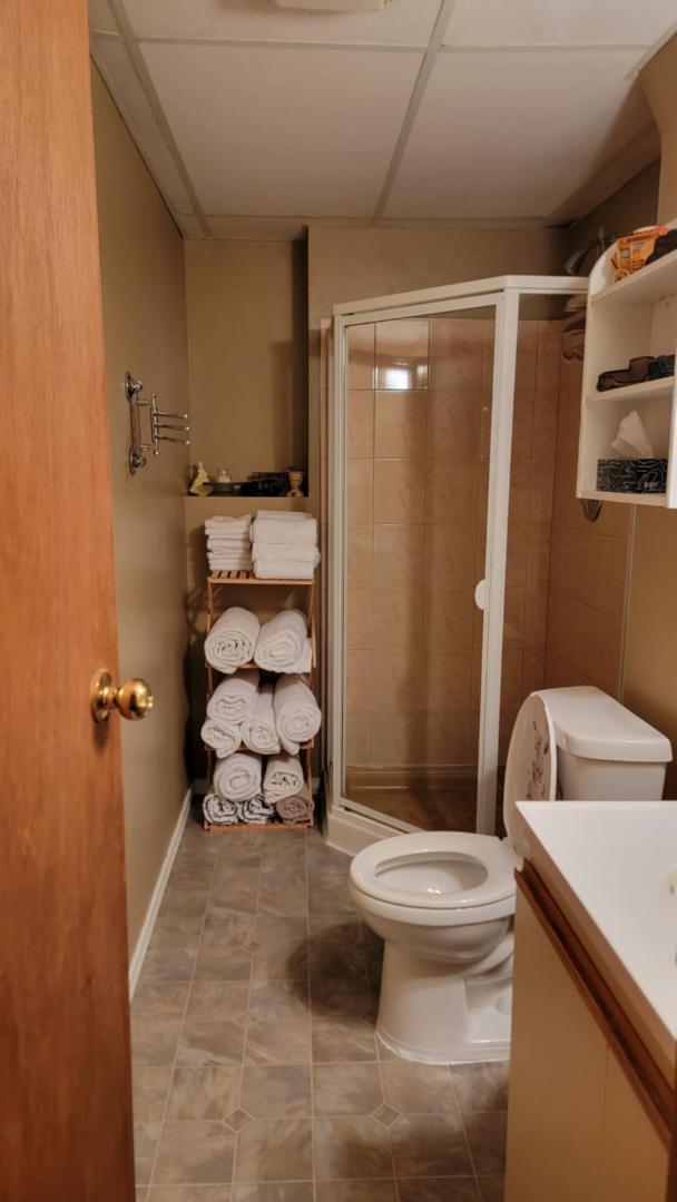 Fotografie 10: Charming - 2 bedrooms suite, 1 full bath & family room