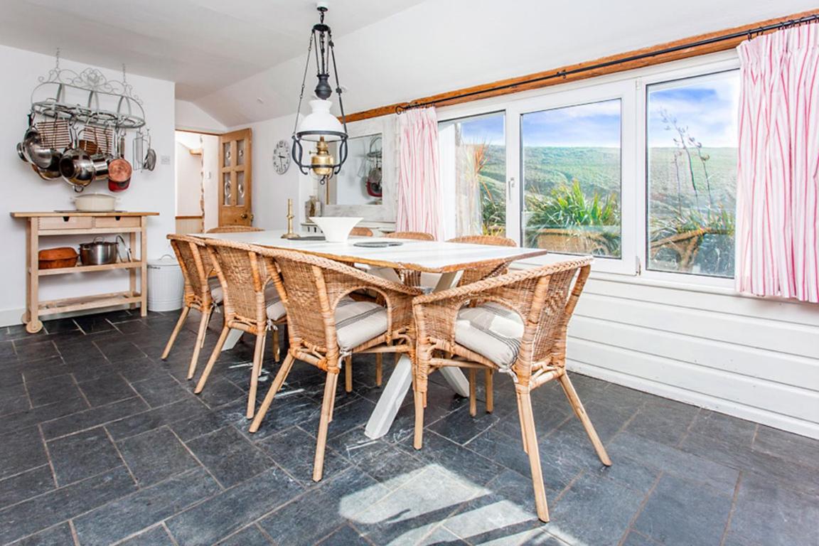 Φωτογραφία 10: Sheldrake, Spacious Villa, Panoramic Sea-views, Large Garden, By Beach
