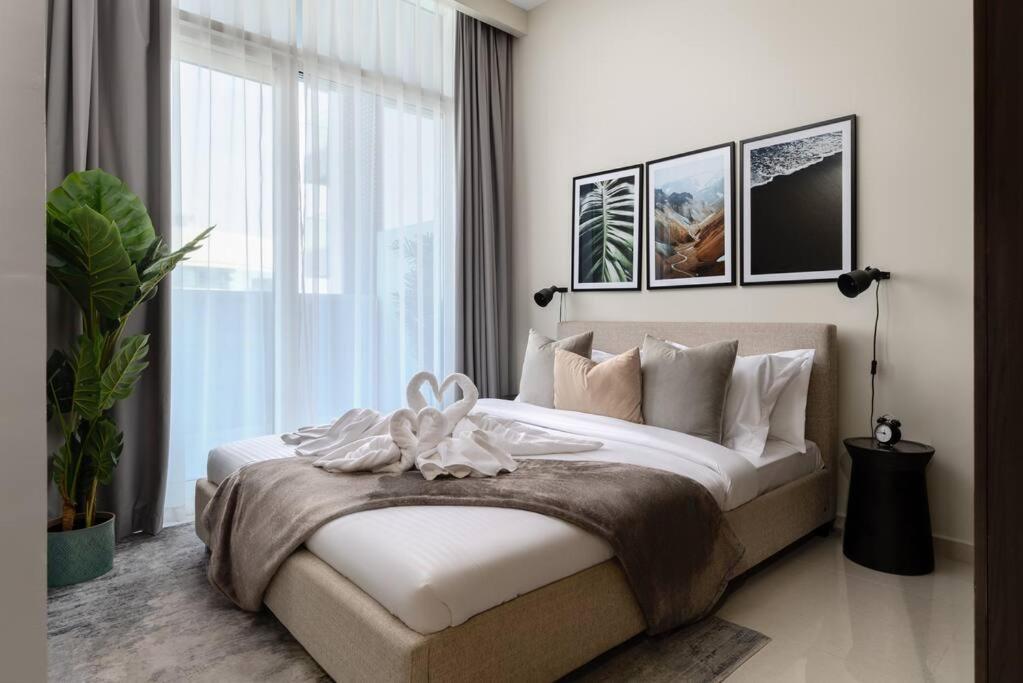 Foto 3: Waves - Canal-View Elegance 1BR Apt in Reva Residences