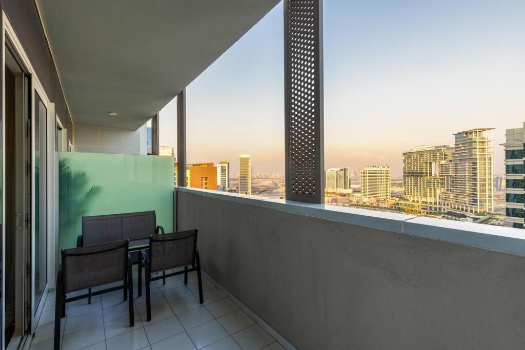 Foto 4: Waves - Canal-View Elegance 1BR Apt in Reva Residences