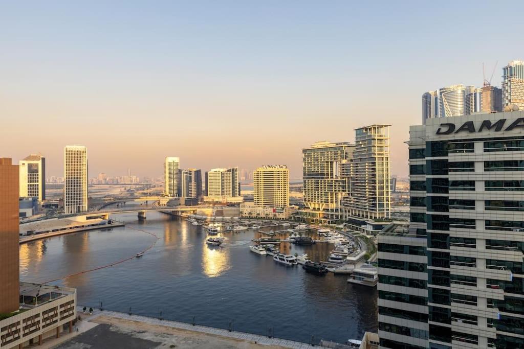 Foto 5: Waves - Canal-View Elegance 1BR Apt in Reva Residences