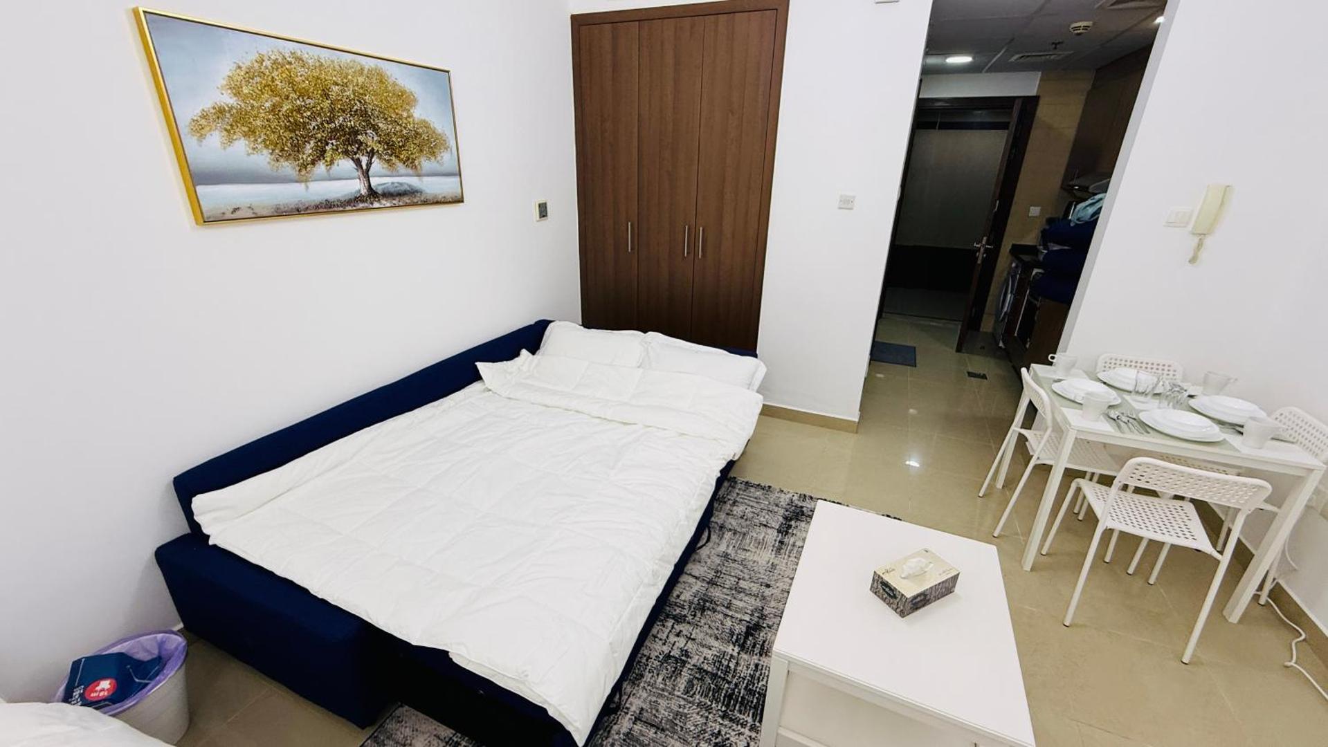 Foto 9: Spacious Studio with balcony Trafalgar Central tower International city Dubai