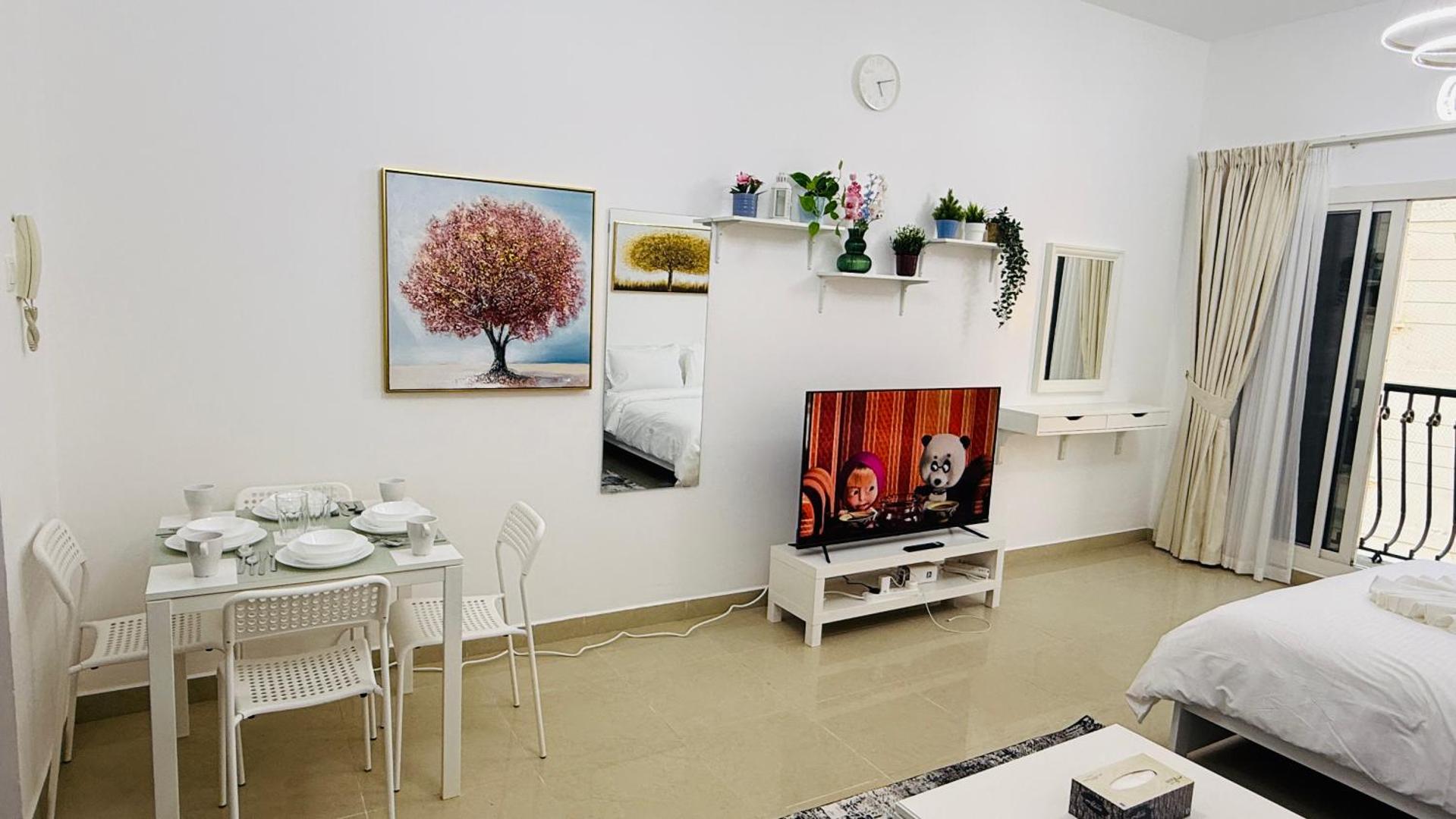 Foto 10: Spacious Studio with balcony Trafalgar Central tower International city Dubai